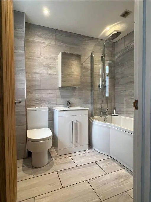 Apartment White 3 Bed Bungalow With En-Suite And Parking Winford