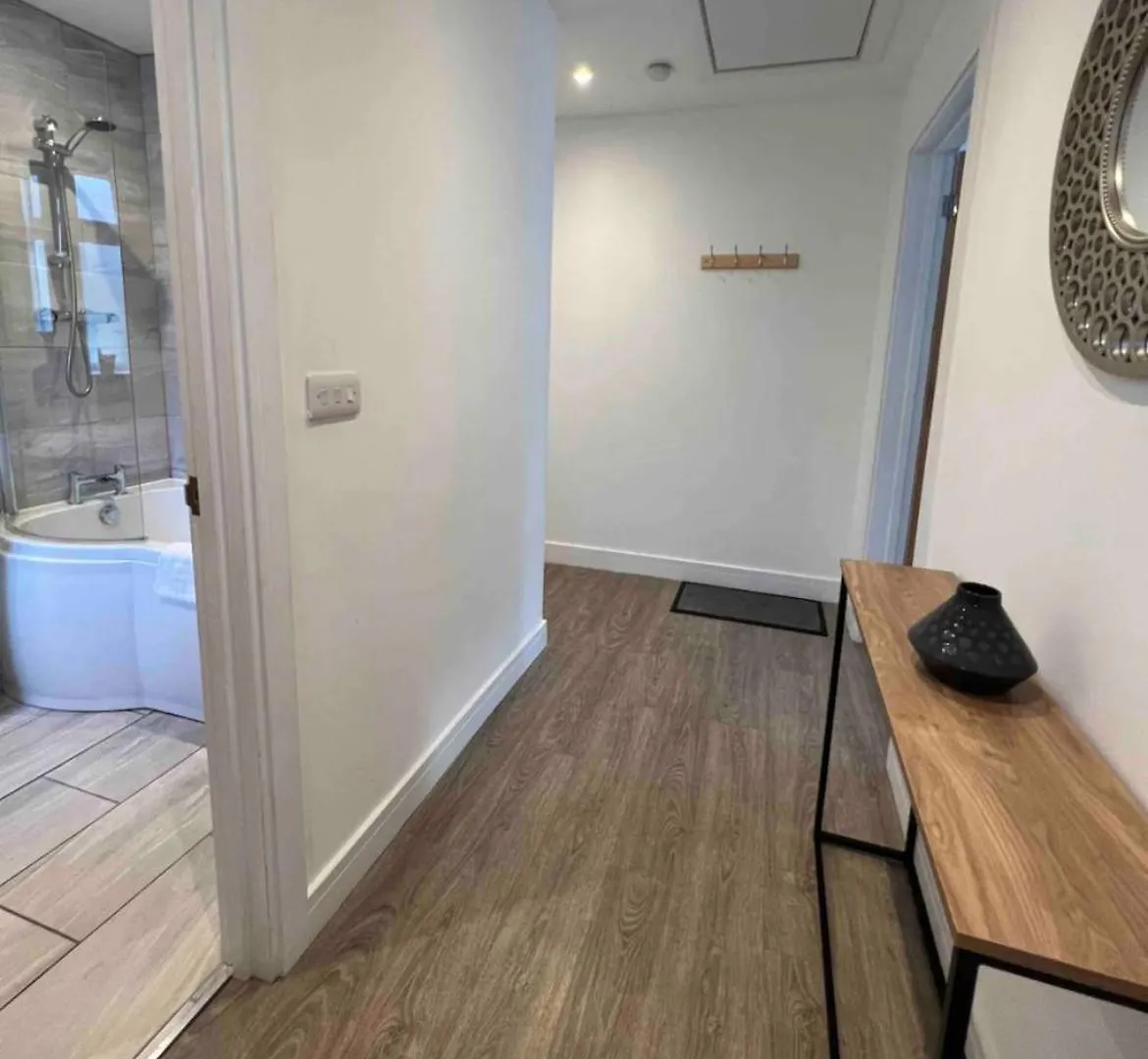 White 3 Bed Bungalow With En-Suite And Parking Winford 0*,