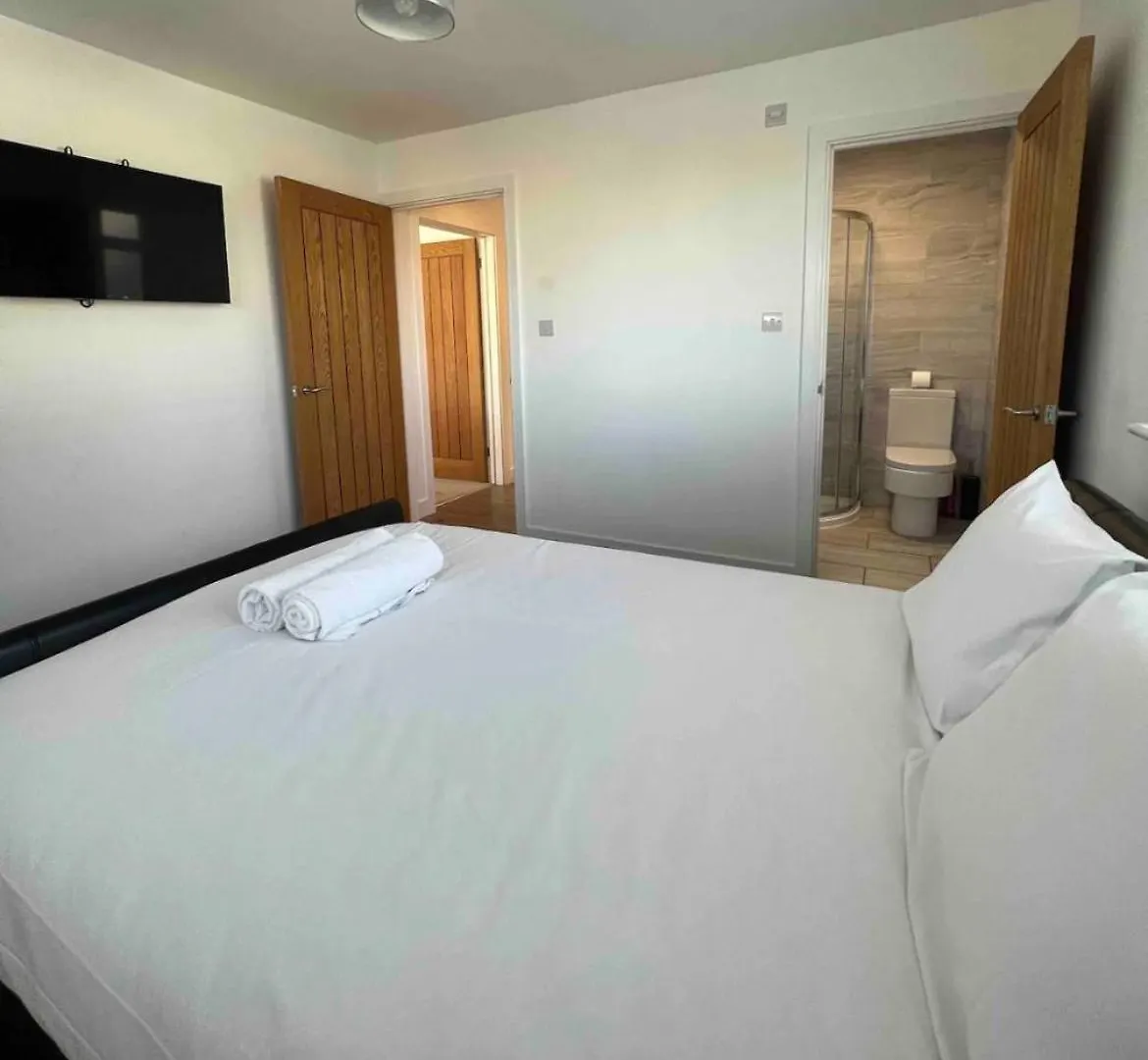 White 3 Bed Bungalow With En-Suite And Parking Winford 0*,  United Kingdom