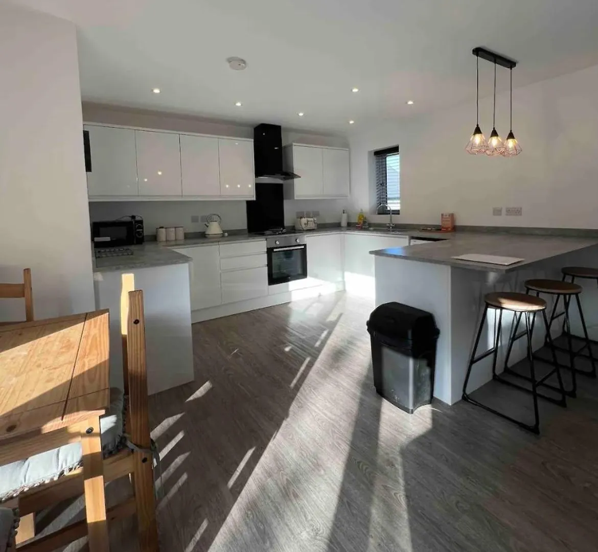 White 3 Bed Bungalow With En-Suite And Parking Winford United Kingdom