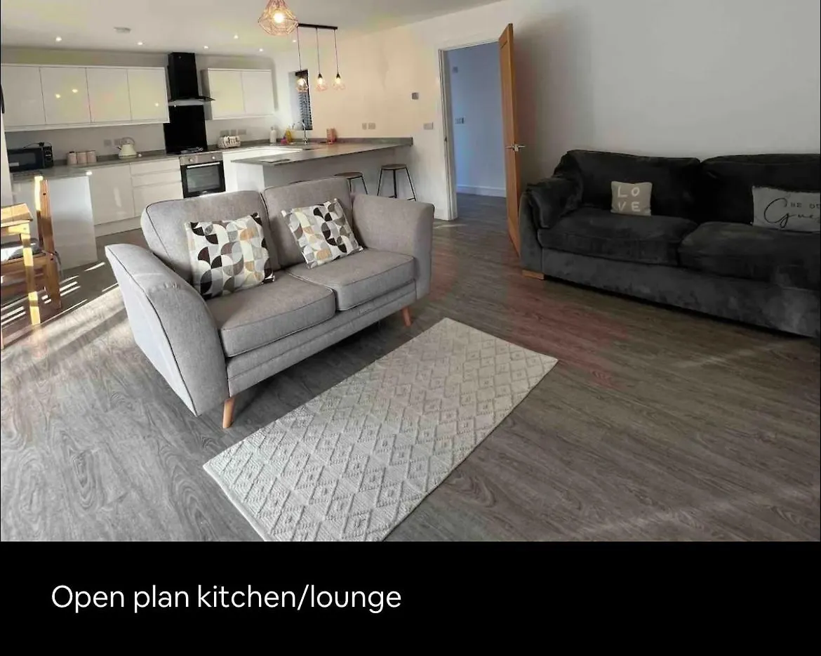 White 3 Bed Bungalow With En-Suite And Parking Winford Apartment